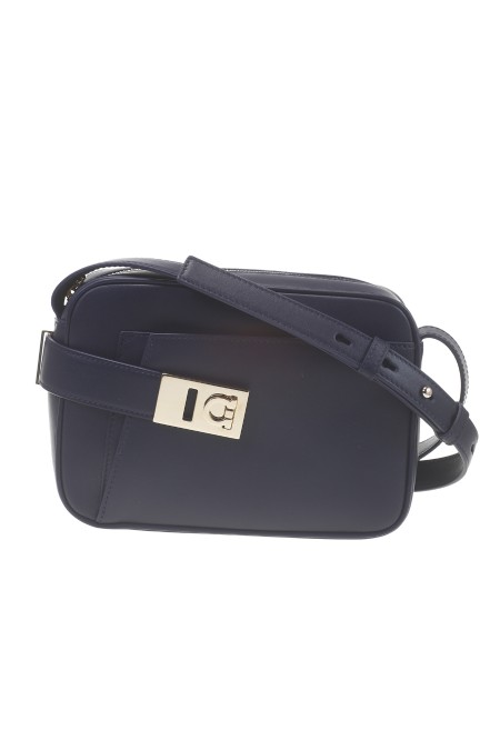 Shop SALVATORE FERRAGAMO  Borsa: Salvatore Ferragamo camera case (S).
Tasca con soffietto frontale e nastro con fibbia.
Gancini sul lato. Realizzata in vitello liscio.
Zip in chiusura e interno completato da doppia fessura per carte o documenti. 
La tracolla regolabile permette di modulare lo styling a piacere.
Altezza 13.0 CM, lunghezza 24.0 CM, profondità 7.0 CM.
Composizione: 100% pelle.
Made in Italia.. 216292 ARCHIVE-769971